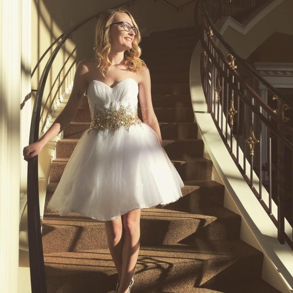 Dresses & Skirts - White/Gold Formal dress size 2 Dresses & Skirts - White/Gold Formal dress size 2